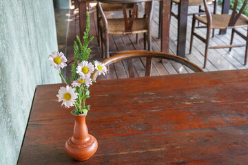 Fototapeta na wymiar white daisy flower in the vase on dining table