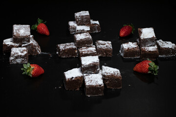 Torres de bownies de chocolate y fresas