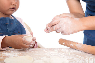 Obraz na płótnie Canvas Mom teaches her children how to make dumplings through demonstration