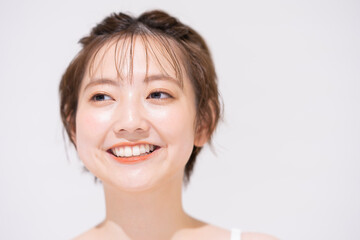 メイクアップした若い女性