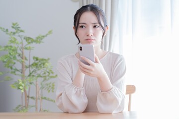 困るアジア人女性　ポートレート