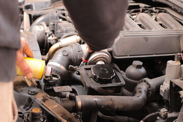 mécanicien qui irépare un moteur de voiture