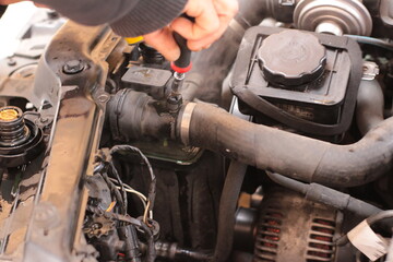 m&eacute;canicien qui ir&eacute;pare un moteur de voiture