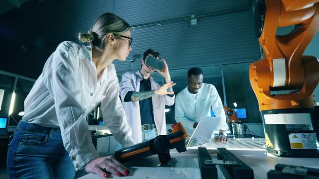 Researchers are carrying out a robotic experiment in virtual reality