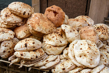 Frisch gebackenes Fladenbrot auf einem arabischen Markt