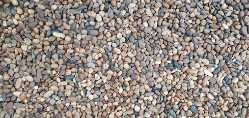 Many small stones of white, gray, black, brown are used to decorate the garden. Or use the flooring for walkways for beauty Pebbles that look like candy of various colors.

