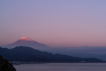 夕暮れの空に浮かぶ富士山