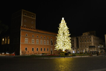 Fototapeta na wymiar Roma Albero Natale 2020 Piazza Venezia