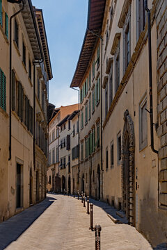 Gasse in der Altstadt von Arezzo in der Toskana in Italien © Lapping Pictures