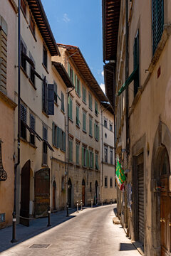 Straße in der Altstadt von Arezzo in der Toskana in Italien © Lapping Pictures