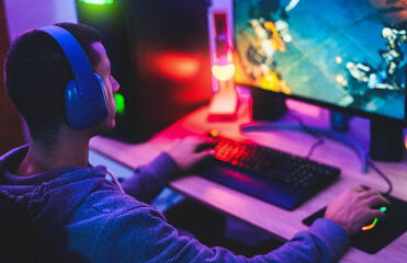 Young gamer playing online video games while streaming on social media - Youth people addicted to new technology game - obrazy, fototapety, plakaty