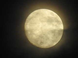 Mond mit Nebelschleier