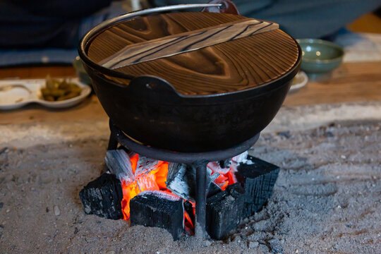 囲炉裏での鍋料理