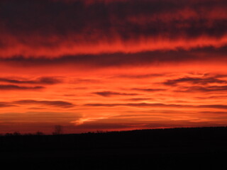 Rote Wolken bei Sonnenaufgang