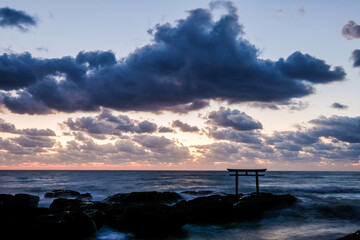 茨城県東茨城郡大洗町の海にある鳥居と朝焼け