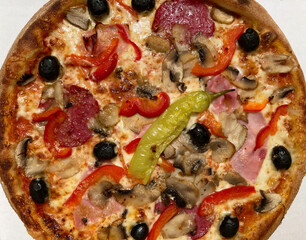 Pizza mit viel drauf