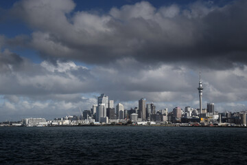 Fototapeta premium Auckland city skyline with clouds and blue sky