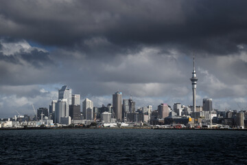 Obraz premium Auckland city skyline with a dark cloud hanging in the sky above