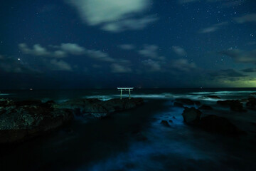 茨城県東茨城郡大洗町の海にある鳥居と星空