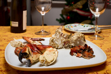 Mesa con un plato de buey de mar de las rías de  Galicia y copas de vino