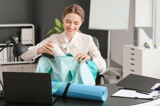 Young Businesswoman Going To Go To The Training After Working Day In Office