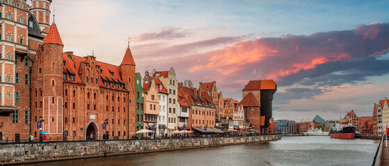 Sunset over the Motława River in Gdańsk - obrazy, fototapety, plakaty
