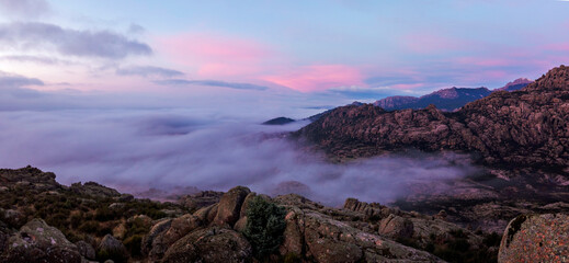 atardecer y amanecer sobre mar de nubes en la montaña 