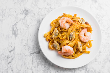 平麺の海老カレー味パスタ