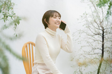 スマートフォンで通話する女性