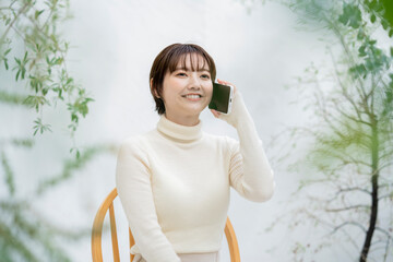 スマートフォンで通話する女性
