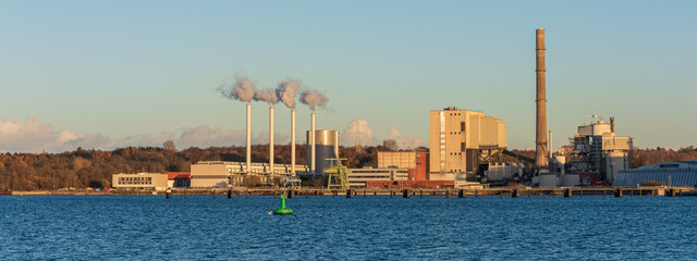 Fototapeta premium Panoramaaufnahme über die Kieler Förde zum Ostuferhafen mit dem alten Kohle und dem neuen modernen Gas-Wärmekraftwerk