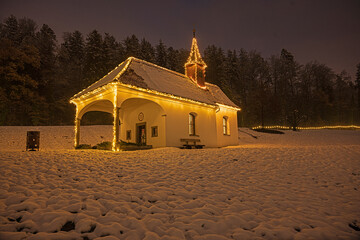 Nächtlich beleuchtete Kapelle am Lichterweg, Baar, Kanton Zug, Schweiz