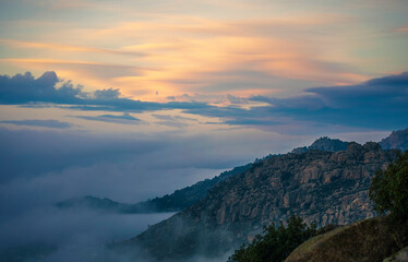 Fototapeta na wymiar atardecer y amanecer sobre mar de nubes en la montaña 