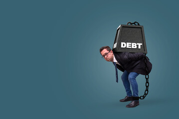 Mann trägt Schulden auf dem Rücken