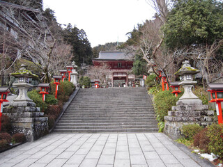 鞍馬寺の山門と階段と灯篭