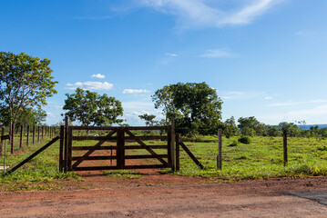 Fototapeta na wymiar Porteira de madeira na entrada de uma fazenda.