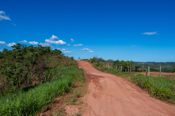 Estrada de terra subindo uma montanha.