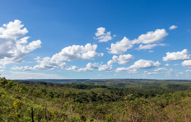 Montanhas e vales com céu azul e algumas nuvens.