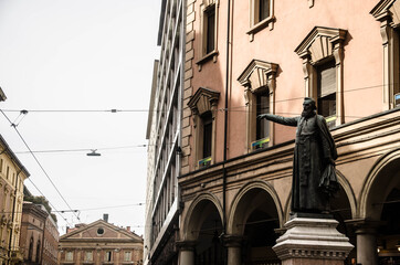 Fototapeta premium narrow street monument