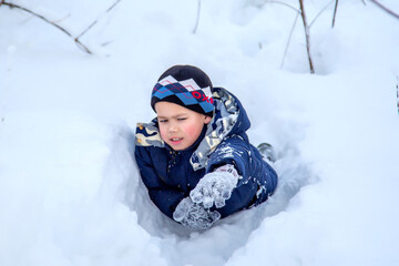 Fototapeta na wymiar boy crawling in the snow