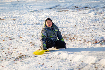 Fototapeta na wymiar portrait of a boy in the park on a winter day