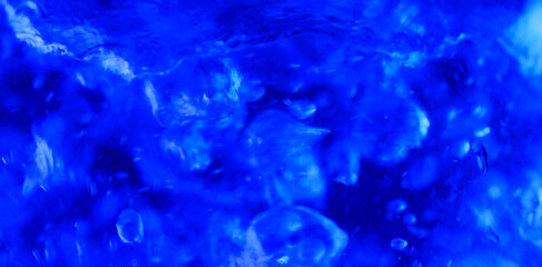 Fototapeta na wymiar Blaues Wasser mit Blasen und Wellenbildung. Beispiel kochendes Wasser für Ökologischen Fußabdruck.