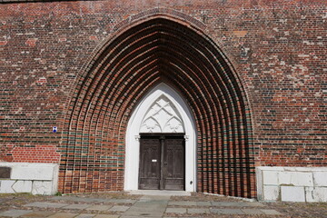 Fototapeta na wymiar Gotisches Backsteinportal Dom Greifswald in Mecklenburg-Vorpommern in Norddeutschland