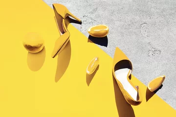 Hell leuchtende gelbe Schuhe mit hohen Absätzen mit Zitrone. © IrynaV