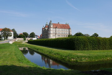 Güstrower Schloss und Schlosspark mit Kanal in Güstrow