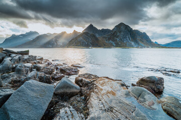 Zachód słońca na Lofotach, archipelagu wysp na Morzu Norweskim  © Dreamnordno
