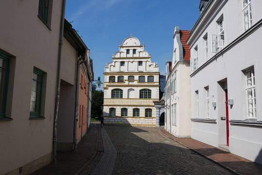 Kerstingstra&szlig;e und Domschule in G&uuml;strow - eine historische Stadt in Mecklenburg-Vorpommern 