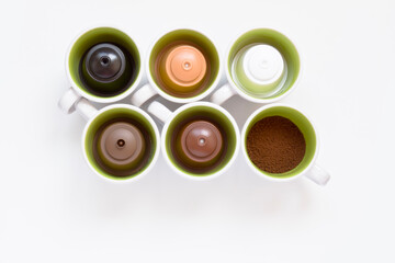 Selección de cápsulas de café junto a café molido