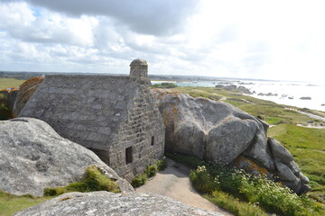 les rochers et la maison des douaniers de Ménéham dans le Finistère, Côte des Légendes,...