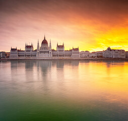 Naklejka premium Wonderful sunset over the Hungarian Parliament in Budapest in winter